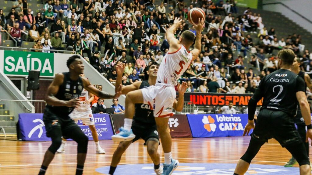 Caxias Basquete Luta até o Fim, Mas Cai Novamente para Brasília e Enfrenta Situação Crítica no NBB