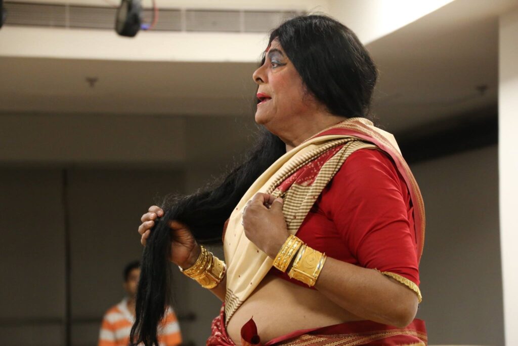 Chapal Bhaduri: A trajetória do ator indiano que brilhou como mulher no teatro Chapal Bhaduri: A trajetória do ator indiano que brilhou como mulher no teatro