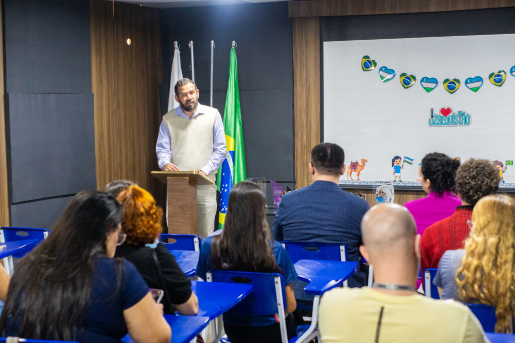 Delegação do Uzbequistão Explora Inovações Educacionais no Centro Educacional 08 do Gama Delegação do Uzbequistão Explora Inovações Educacionais no Centro Educacional 08 do Gama