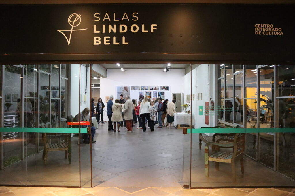 Exposição "Raízes e Reflexos: A Arte de Santa Catarina" Revela Talentos Locais