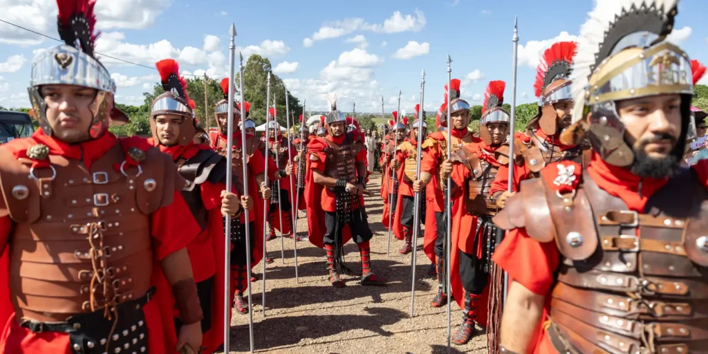 Milhares de Fiéis Marcam Presença na Tradicional Via Sacra do Morro da Capelinha Milhares de Fiéis Marcam Presença na Tradicional Via Sacra do Morro da Capelinha