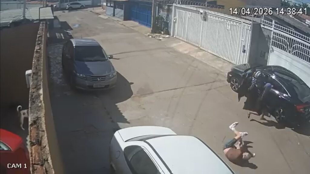 Motorista de 80 anos tem carro roubado por adolescentes em casa no DF Motorista de 80 anos tem carro roubado por adolescentes em casa no DF