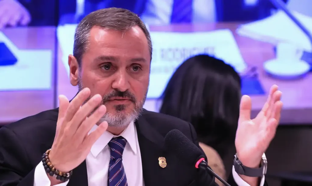 Polícia Federal Retira Credenciais de Agente de Imigração dos EUA em Ato de Retaliação