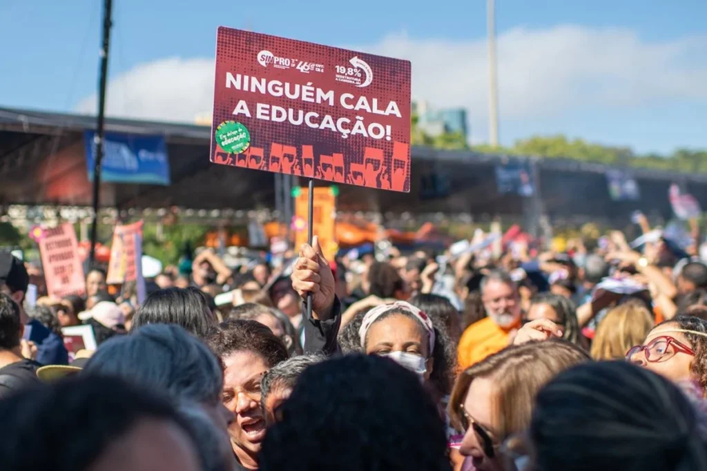 Professores da Rede Pública do DF Promovem Paralisação em Protesto contra Redução Salarial