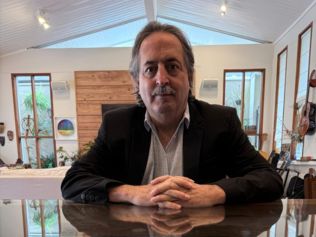 Publicitário do icônico slogan 'Lula lá' lança livro sobre política brasileira