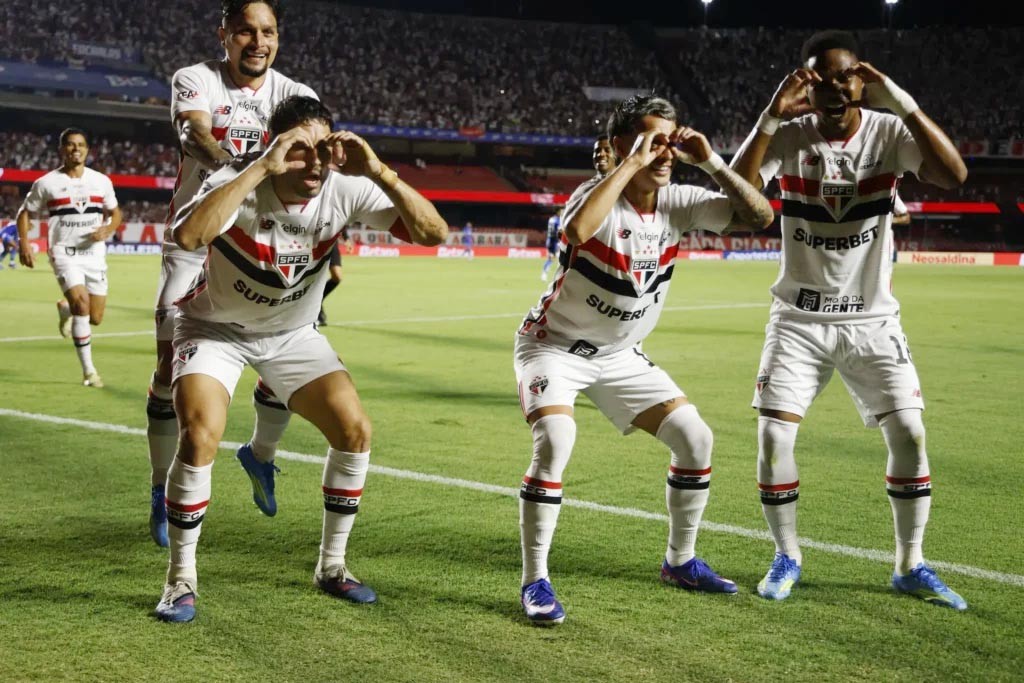 São Paulo Brilha com Goleada sobre Cruzeiro e Assume Vice-Liderança no Brasileirão São Paulo Brilha com Goleada sobre Cruzeiro e Assume Vice-Liderança no Brasileirão