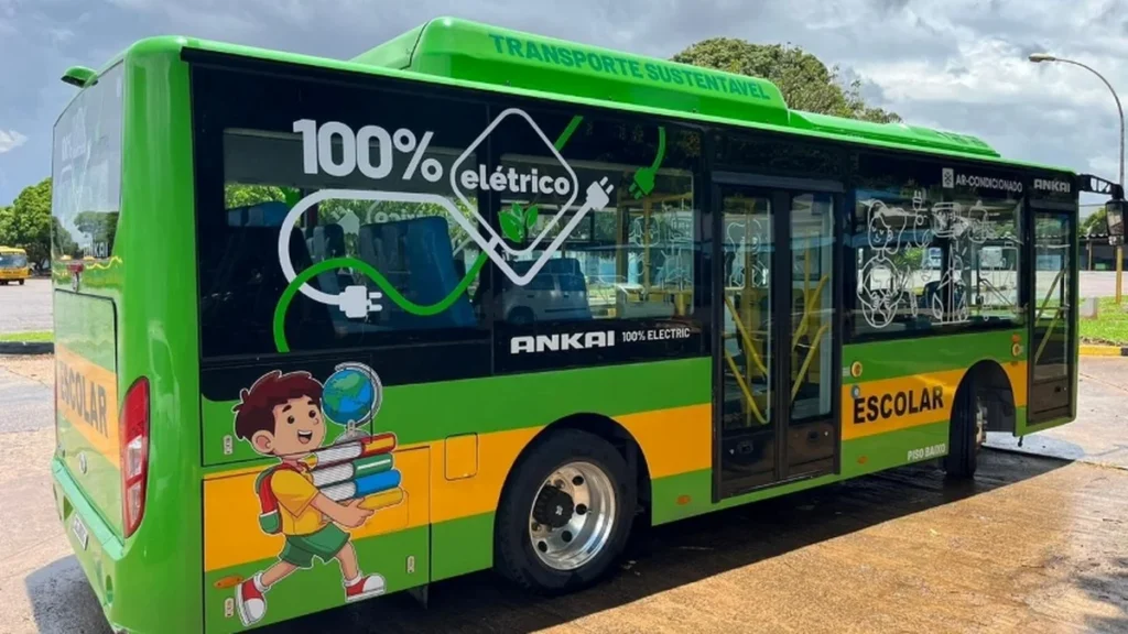Distrito Federal testa ônibus elétrico no transporte escolar público em 2024
