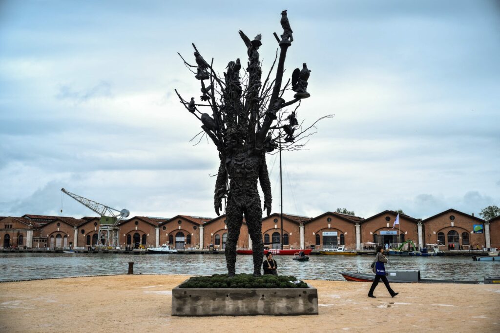 Bienal de Veneza: Abertura da 61ª Edição Envolta em Protestos e Reflexões sobre Colonialismo