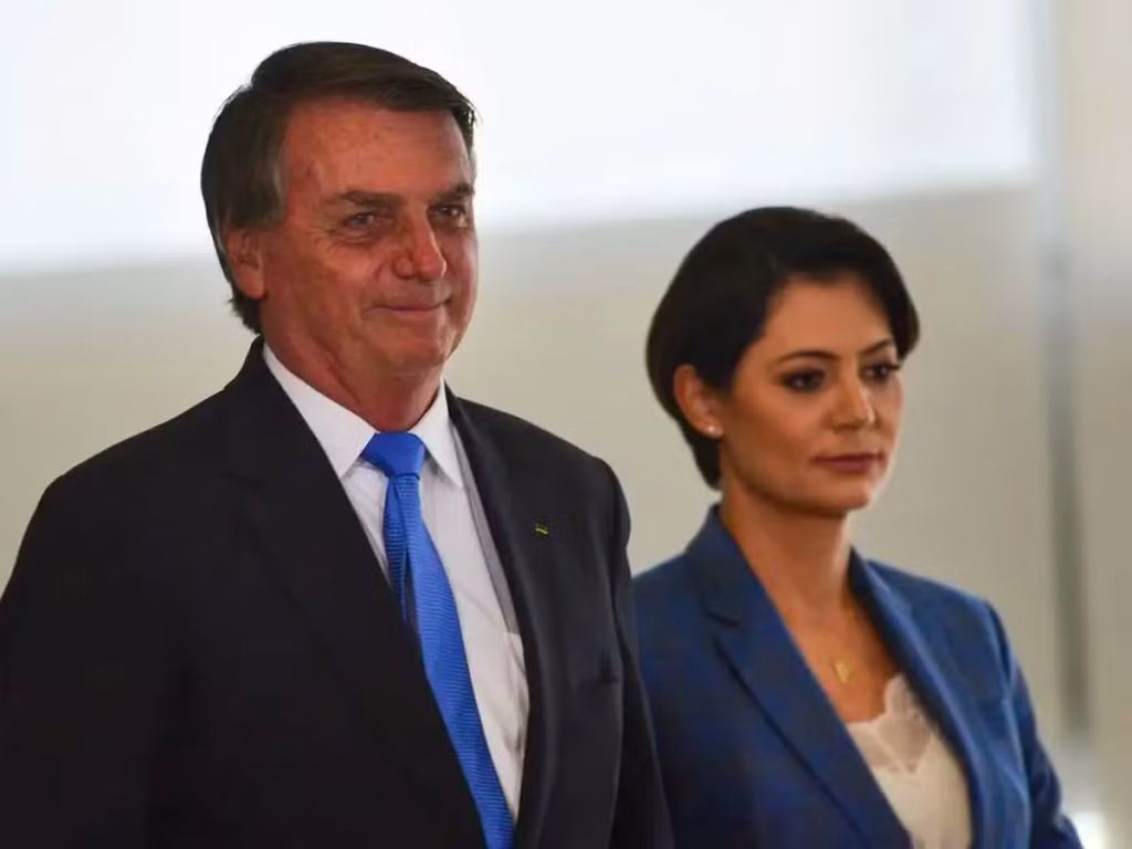 Bolsonaro Apresenta Estabilidade Após Cirurgia no Ombro e Início de Prisão Domiciliar