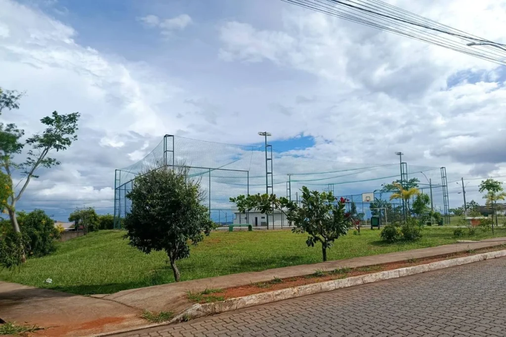 Condomínio em Sobradinho Ocupa Áreas Públicas com Quadra e Igreja - Entenda a Polêmica