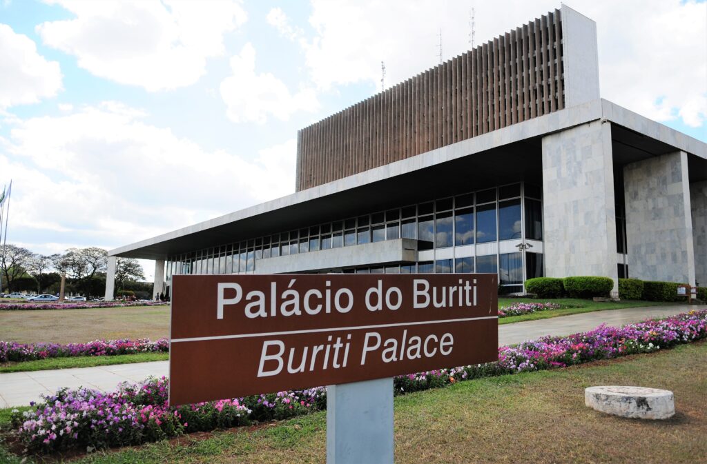 DF em Crise Fiscal: Necessidade de Ajustes Urgentes e Reformas Estruturais