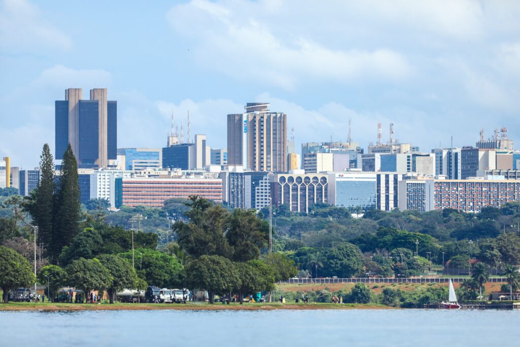 Distrito Federal: Renda Média é a Maior do Brasil, Três Vezes Superior ao Maranhão