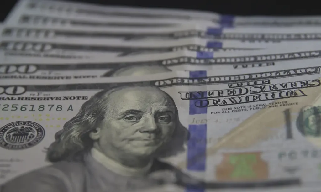 Dólar despenca para R$ 4,91, o menor valor em 27 meses