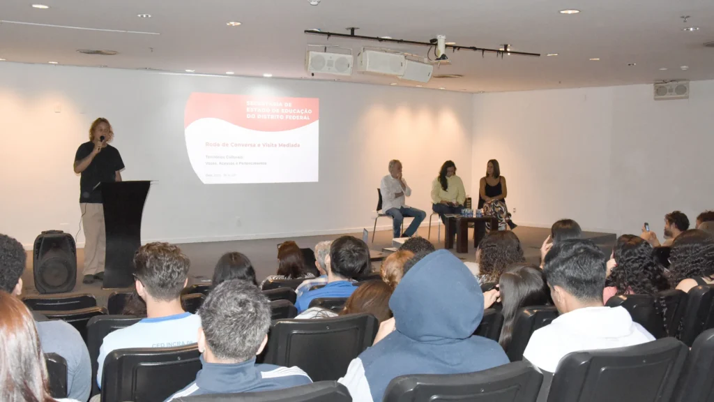 Estudantes da rede pública do DF debatem acesso à cultura e patrimônios locais