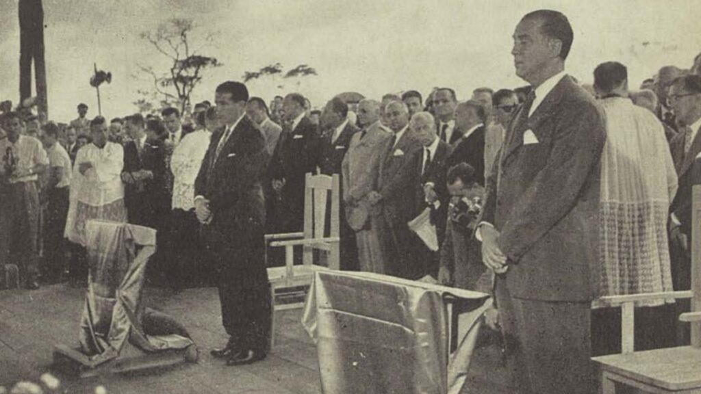 Primeira Missa em Brasília: Celebração Histórica com Mais de 15 Mil Pessoas e Mensagem do Papa