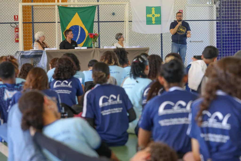 Professor da Rede Pública do DF Recebe Festa Após Vivência na Suíça