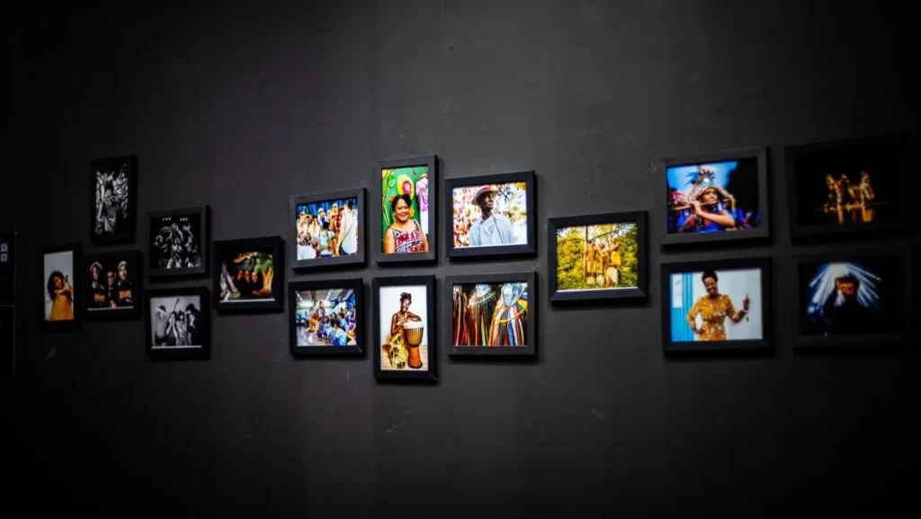 Vinte anos de cultura em Ceilândia: exposição de Tatiana Reis revela memória visual da cena local Vinte anos de cultura em Ceilândia: exposição de Tatiana Reis revela memória visual da cena local