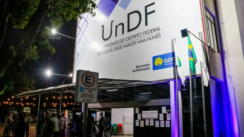 Por que a Universidade do Distrito Federal Paga Mal seus Professores? Entenda os Desafios da Carreir