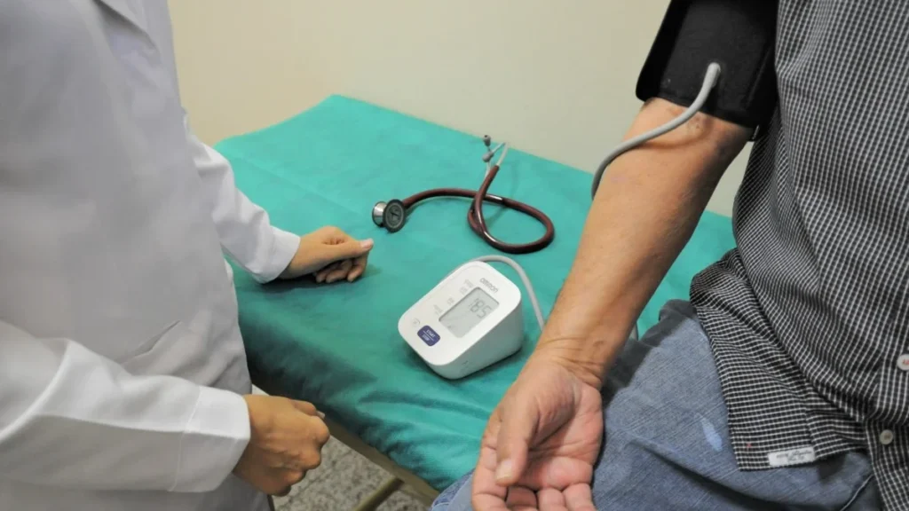 Cuidados Essenciais para Pacientes com Pressão Alta nos Dias Frios do Distrito Federal