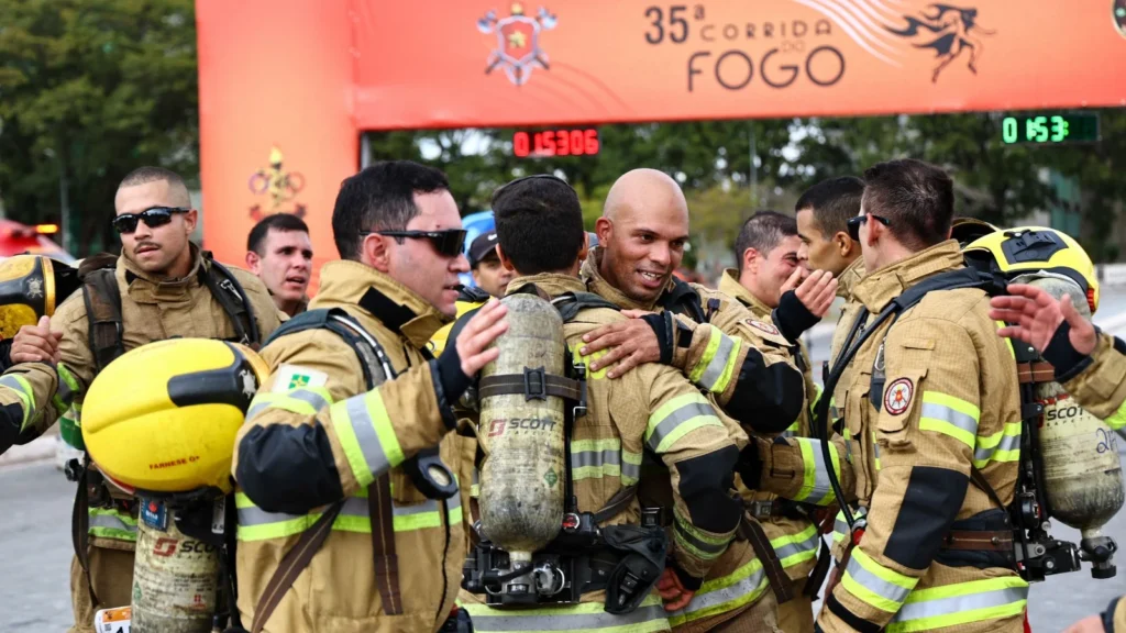 35ª Corrida do Fogo reúne 8 mil corredores e celebra 170 anos do CBMDF em Brasília 35ª Corrida do Fogo reúne 8 mil corredores e celebra 170 anos do CBMDF em Brasília