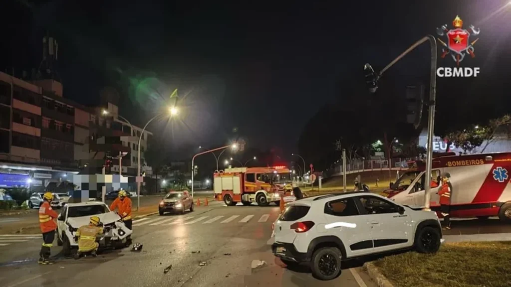 Acidente entre carros na Asa Norte deixa dois feridos e danifica semáforo