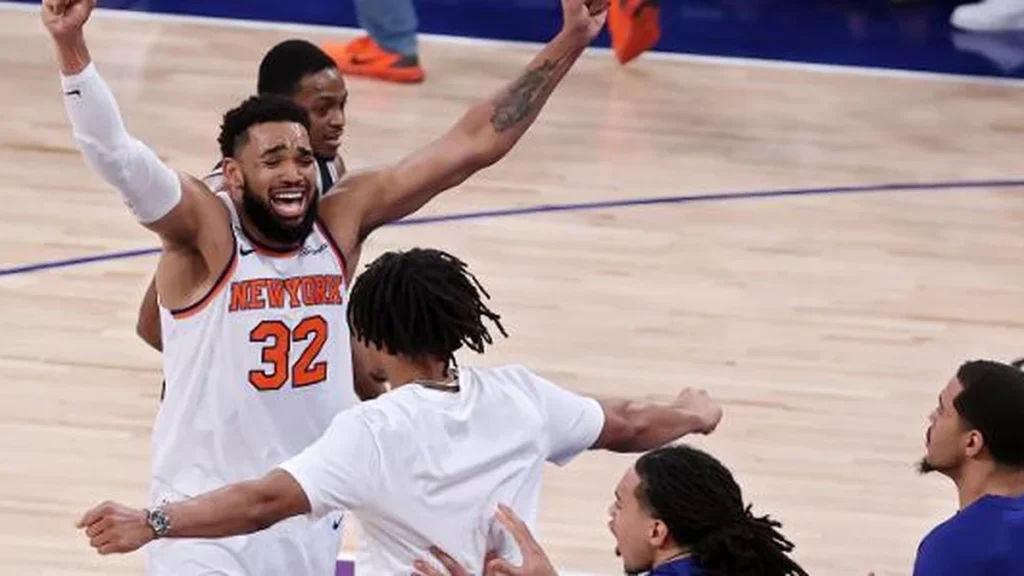 Knicks fazem virada histórica e colocam uma mão na taça da NBA com 3 a 1 nos Spurs Knicks fazem virada histórica e colocam uma mão na taça da NBA com 3 a 1 nos Spurs
