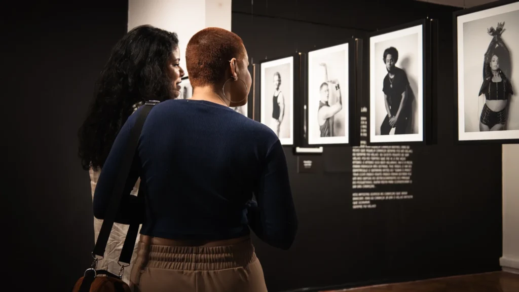 Exposição celebra 50 trajetórias LGBTQIAP+ que renovam a cultura do Distrito Federal Exposição celebra 50 trajetórias LGBTQIAP+ que renovam a cultura do Distrito Federal