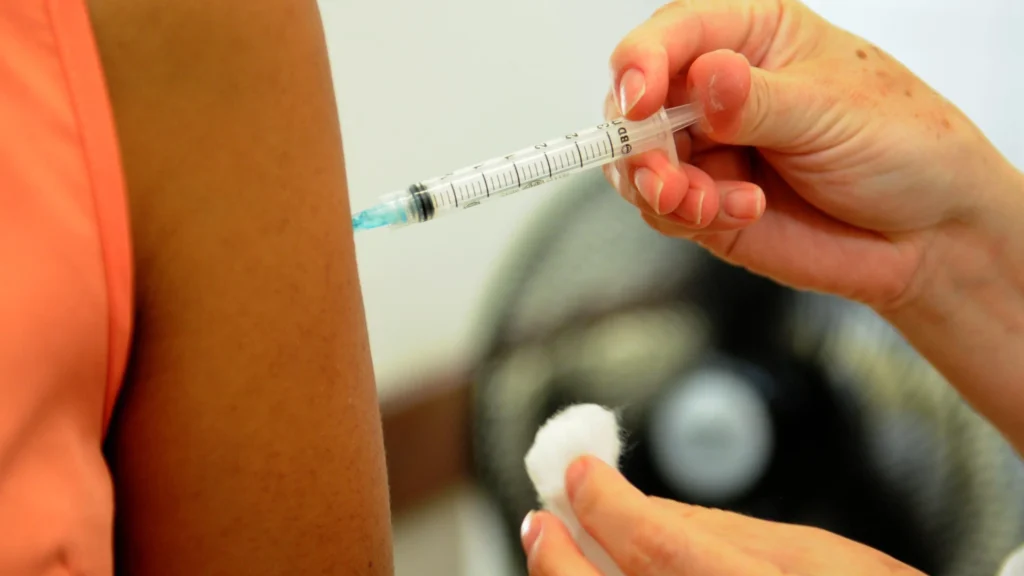 Vacinação contra a gripe no DF enfrenta baixa adesão e limitações na ampliação