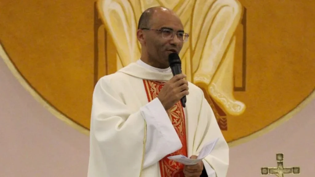 Conheça o padre de Brasília excomungado pelo Vaticano: trajetória e controvérsias