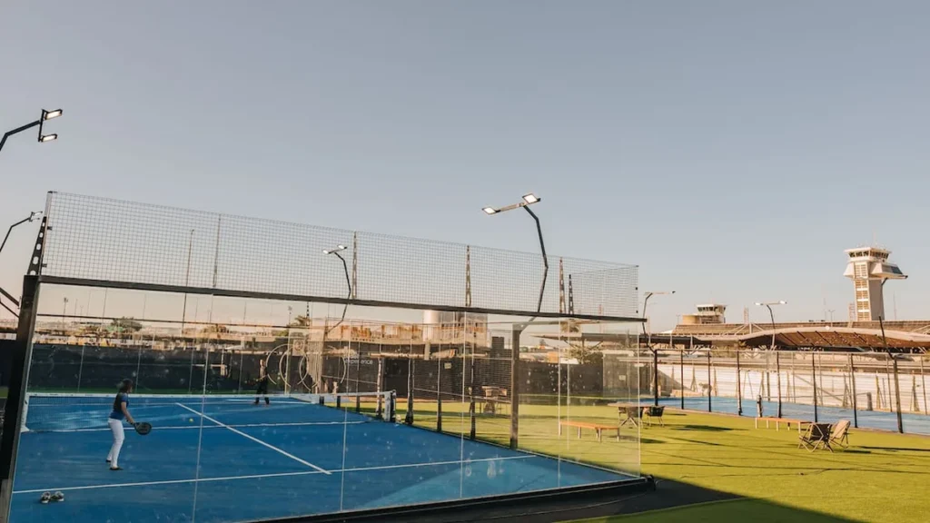 Aeroporto de Brasília inaugura arena de padel 24h para moradores e viajantes Aeroporto de Brasília inaugura arena de padel 24h para moradores e viajantes
