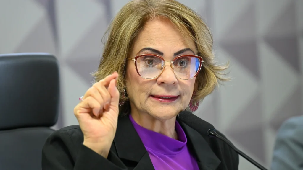 Damares prevê participação de Michelle em ato político com Flávio no Distrito Federal Damares prevê participação de Michelle em ato político com Flávio no Distrito Federal