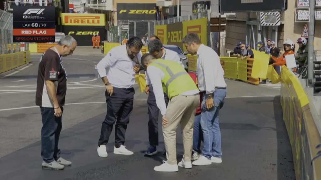 F1 Paralisa GP de Mônaco por Problemas no Asfalto e Acidentes na Última Curva F1 Paralisa GP de Mônaco por Problemas no Asfalto e Acidentes na Última Curva