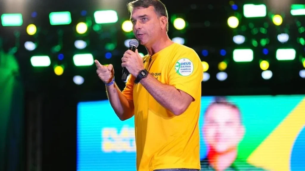 Flávio Bolsonaro intensifica campanha em quatro estados estratégicos para consolidar alianças Flávio Bolsonaro intensifica campanha em quatro estados estratégicos para consolidar alianças
